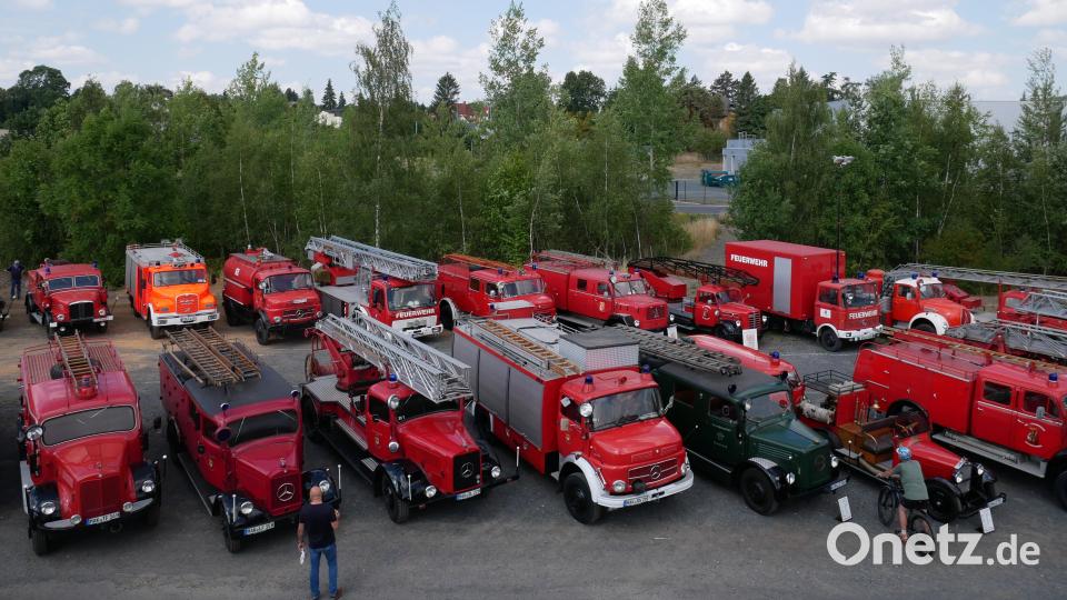 56 Oldtimer aus der ganzen Region kamen beim Sommerfest der Feuerwehr Waldsassen zusammen und konnten auf dem Gelände und bei einer Ausfahrt bestaunt werden. Bild: flm
