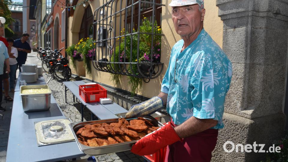 Zweiter SpVgg-Vorsitzender Thomas Groß bringt die Schnitzel zum Mittagessen auf den Tisch. Bild: dob