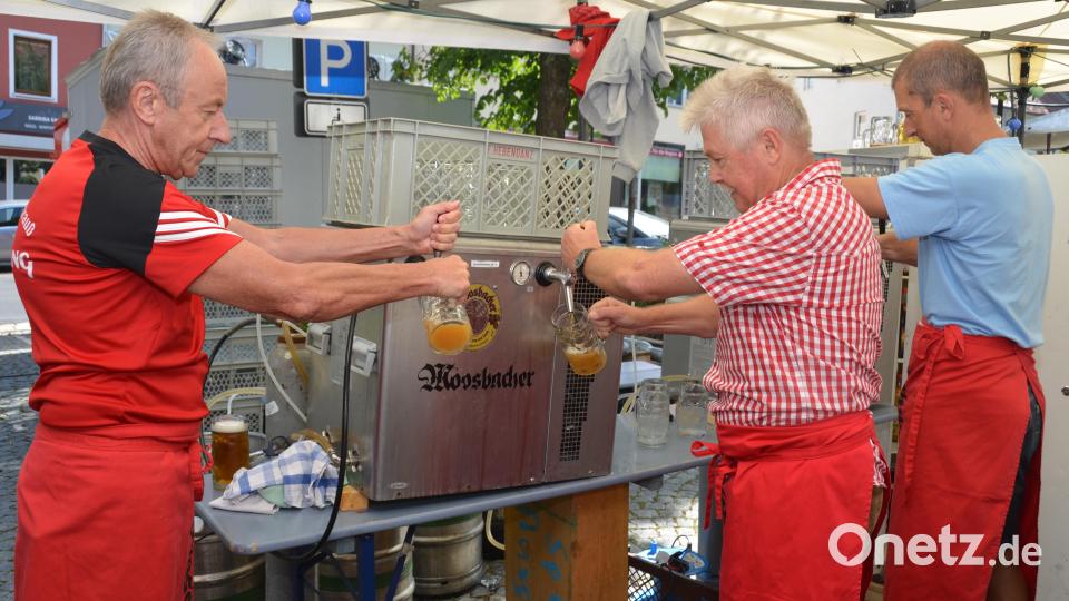 Selbst die Kicker der &quot;Alten Herren&quot; waren mit Josef Pilfusek, Gerhard Hammerl und Bernhard Ferstl (von links) am verlängerten Festwochenende in Aktion. Bild: dob