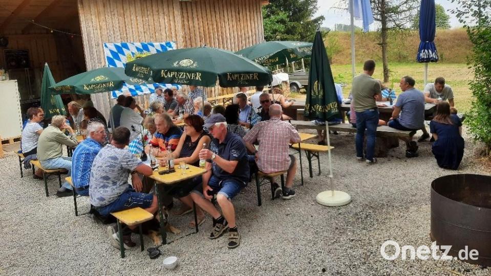 Unter der CSU-Fahne ließen sich die Mitglieder der CSU, FU und JU die kühlen Getränke und eine Sau am Spieß schmecken. Bild: soj
