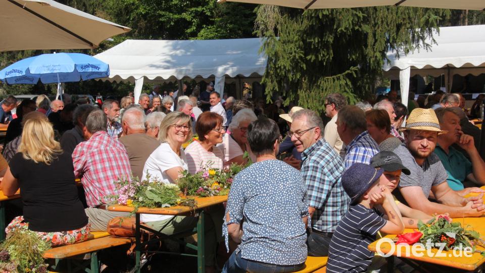 Viele Gäste aus dem ganzen Stiftland und darüber hinaus waren zum Pfarrfest bei der St.-Nikolaus-Kirche in Mähring gekommen. Bild: kro