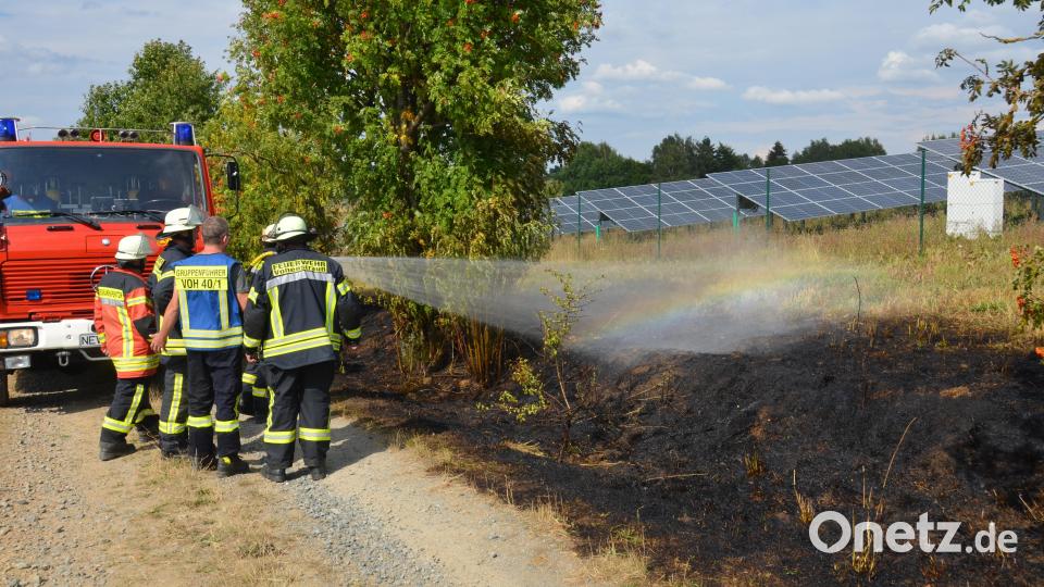 Diesmal hat es bei einer großen Freiflächenphotovoltaikanlage in Richtung Neuwirtshaus gebrannt. Nicht auszudenken, was es für einen Schaden gegeben hätte, wenn das Feuer um sich gegriffen hätte. Wieder einmal war die Feuerwehr schnell zur Stelle. Bild: dob