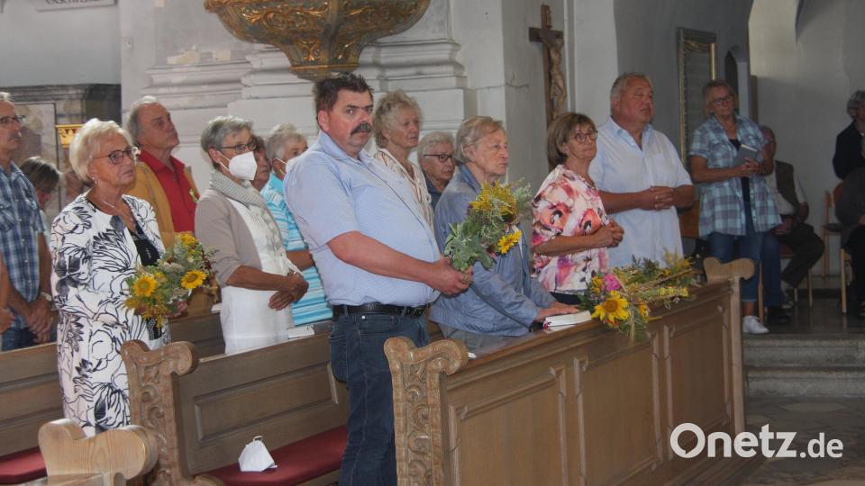 Die mitgebrachten bzw. vor den Gottesdiensten erworbenen Kräutersträuße wurden am Ende der Gottesdienste gesegnet. Bild: wro