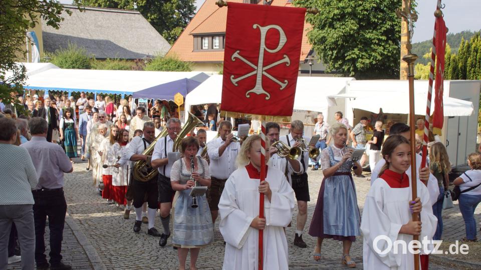 Ein Kirchenzug bewegte sich zum Festgottesdienst am Kalvarienberg. Bild: mmj