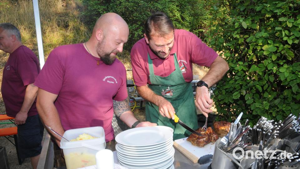 Die "Sau in der Kiste" hat die richtige Farbe, vor allem ist sie im eigenen Saft richtig durchgebraten und butterweich. Bild: bey
