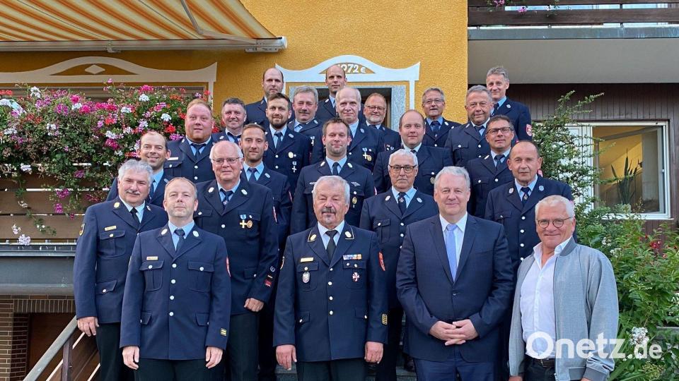 Die Jubilare der Feuerwehren im Stadtgebiet Auerbach begleitete Zweiter Bürgermeister Norbert Gradl (vorne rechts) zu ihrer Ehrung nach Sigras. Bild: Martina Beierl/exb