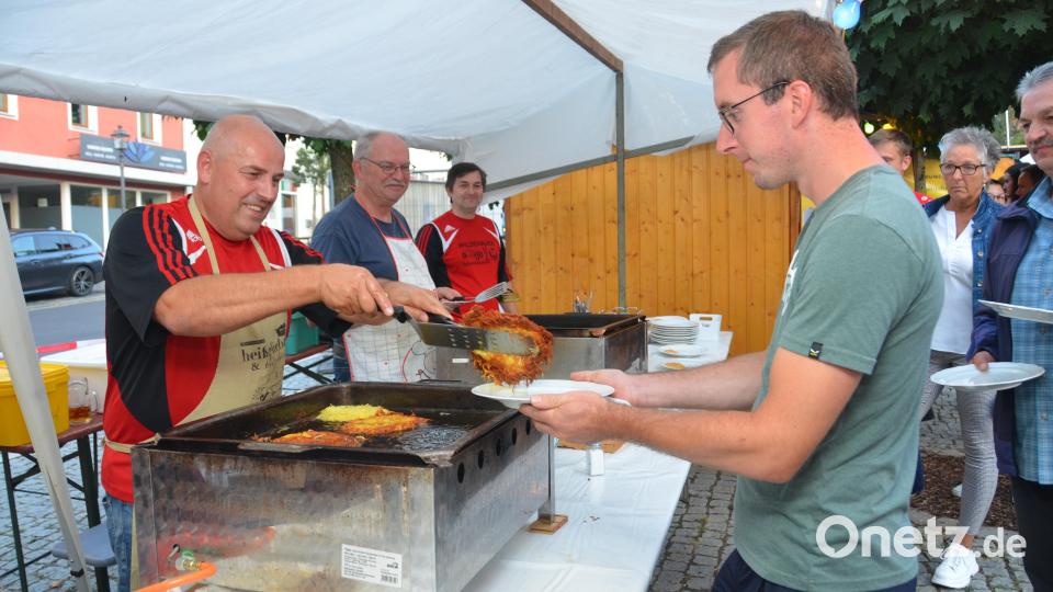 Die &quot;Rot-Weiß&quot;-Kegler sind immer dabei, wenn es heißt &quot;Auf geht&#039;s zum Altstadtfest&quot;. Zentnerweise wurden Kartoffeln zu krossem Dotsch verarbeitet. Die Besucher nehmen dieses leckere Angebot gerne an. Bild: dob