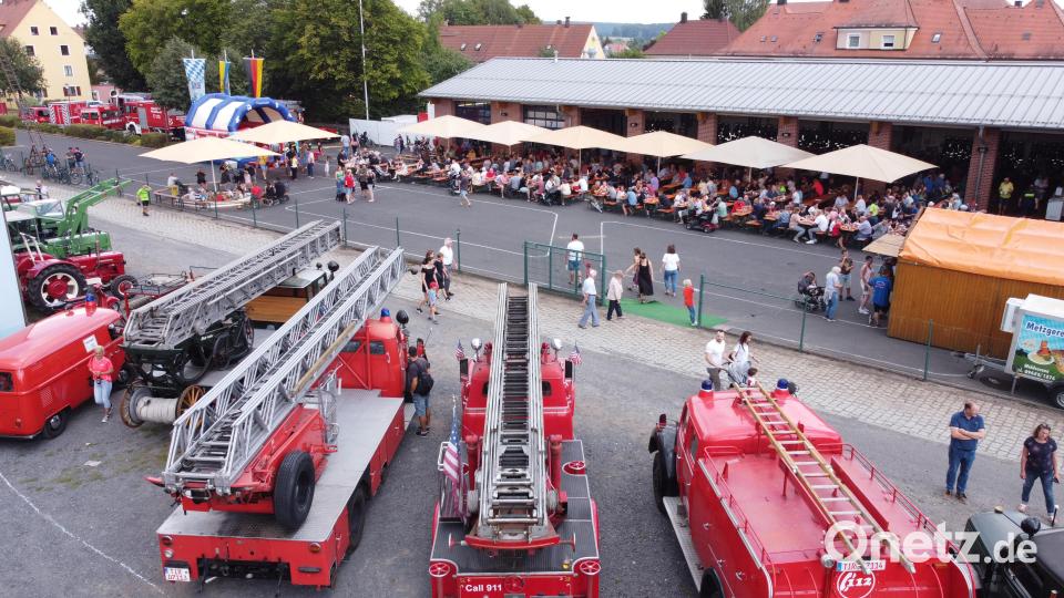 Hochbetrieb herrschte am Sonntag auf dem Gelände der Feuerwehr Waldsassen. Beim Sommerfest waren auch wieder zahlreiche Oldtimer aus der ganzen Region zu sehen. Bild: flm