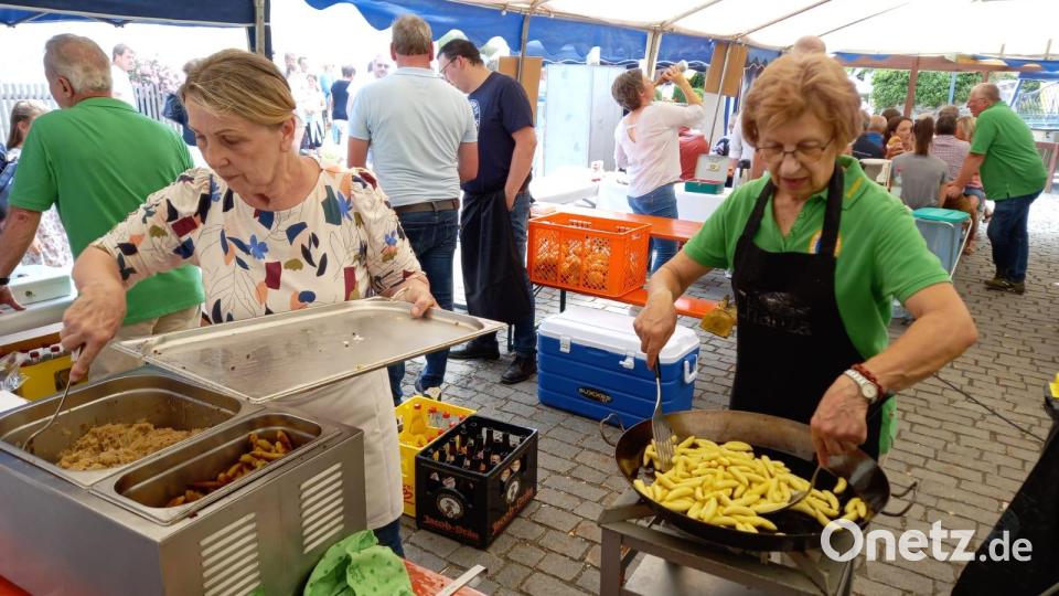 Schopperla und Kraut gab es am OWV-Stand. Bild: mmj