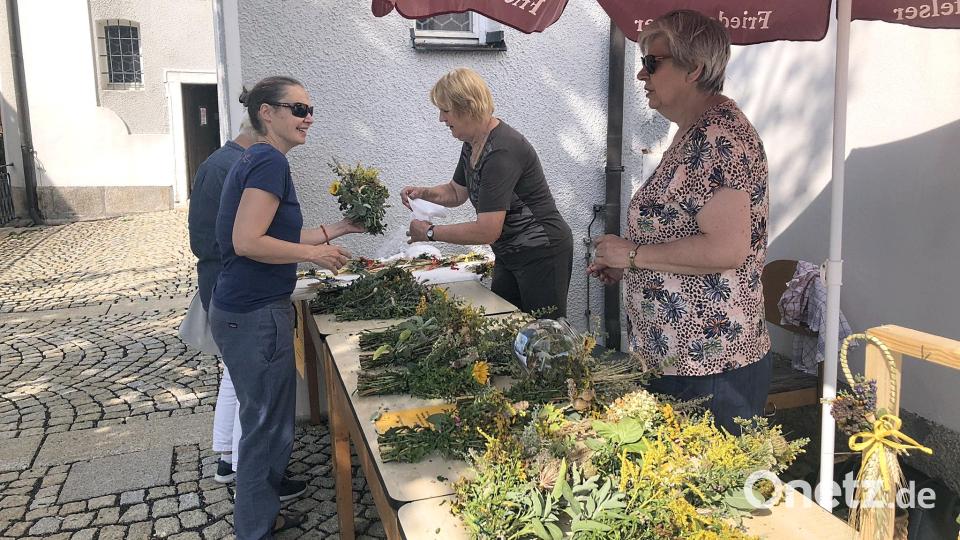 Die von der KAB angefertigten Kräuterbüschel wurden gegen eine freiwillige Spende vor den Gottesdiensten angeboten. Bild: wro