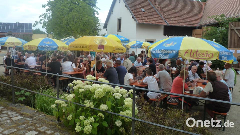 Wie bereits vor Corona besuchten viele Gäste, vor allem auch Auswärtige, das Backofenfest in Hohenthan. Auch heuer konnten sich hier die Besucher mit vielerlei Gaumenfreuden im besonderen Ambiente des Pfarrhofes verwöhnen lassen. Bild: bir