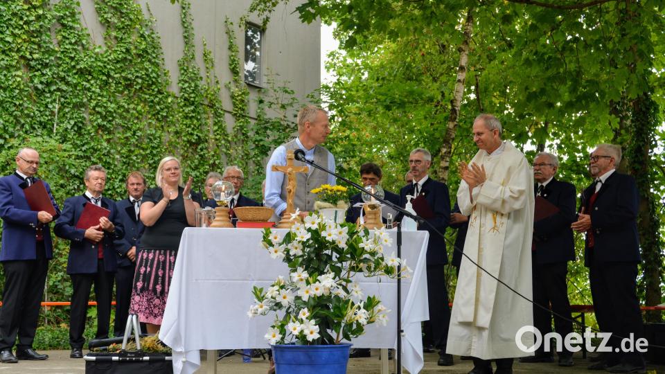 Der OWV-Vorsitzende Martin Rumpler bedankte sich bei Pfarrer Hofmann und dem Ehenfelder Männerchor für die feierliche Gestaltung des Gottesdienstes. Bild: fdl