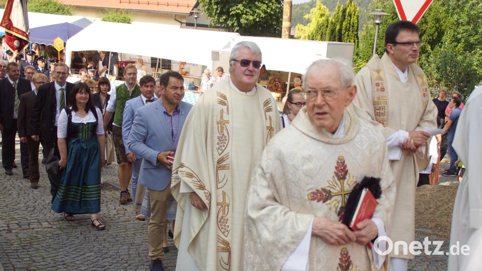 Priester und Ehrengäste reihten sich in die Prozession ein. Bild: mmj