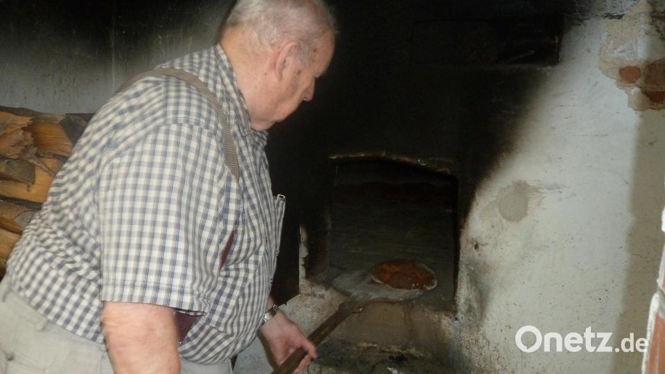 Hier wird gerade Bauernbrot frisch aus dem Backofen geholt. Bild: bir