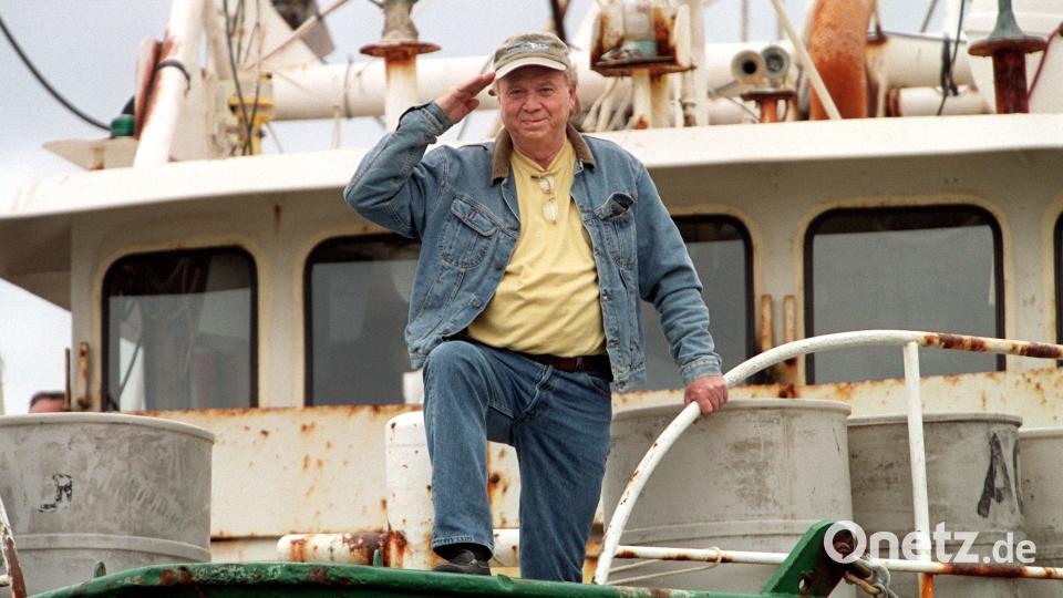 Regisseur Wolfgang Petersen salutiert im Hamburger Hafen an Bord seines Film-Kutters . Bild: Ulrich Perrey