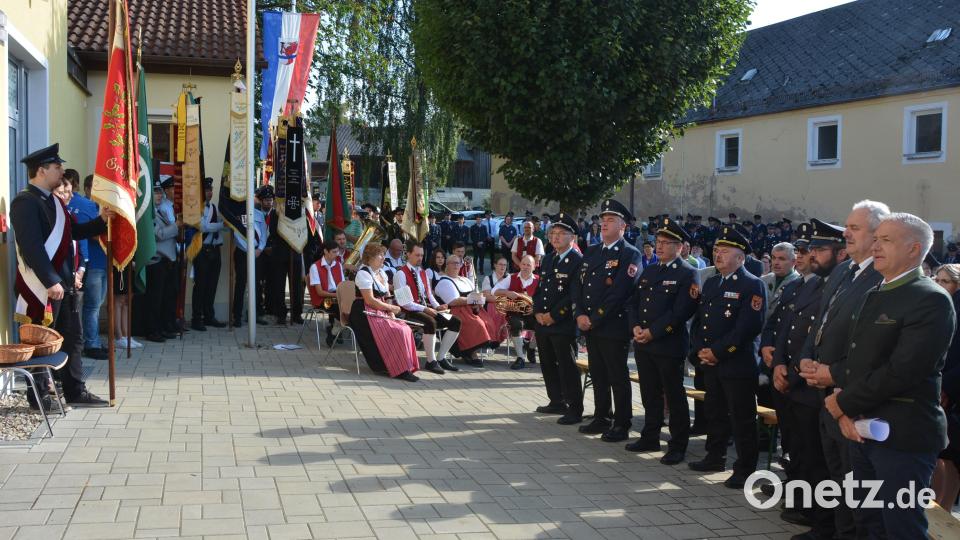 Vor dem Gerätehaus in Großensees fand am Sonntag ein Festgottesdienst mit anschließender Segnung des Tragkraftspritzenfahrzeugs der Feuerwehr Großensees statt. Mit dabei waren unter anderem (von rechts) Landrat Roland Grillmeier, Bürgermeister Johann Burger sowie Kreisbrandrat Andreas Wührl (Fünfter von rechts). Bild: jr