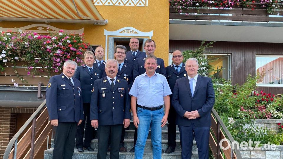 Auf 40 Dienstjahre blicken einige Feuerwehrleute aus dem Gemeindebereich Hirschbach zurück, hier mit (vorne, von links) Kreisbrandinspektor Hans Sperber, Kreisbrandrat Fredi Weiß, Bürgermeister Hermann Mertel und Landrat Richard Reisinger. Bild: Martina Beierl/exb