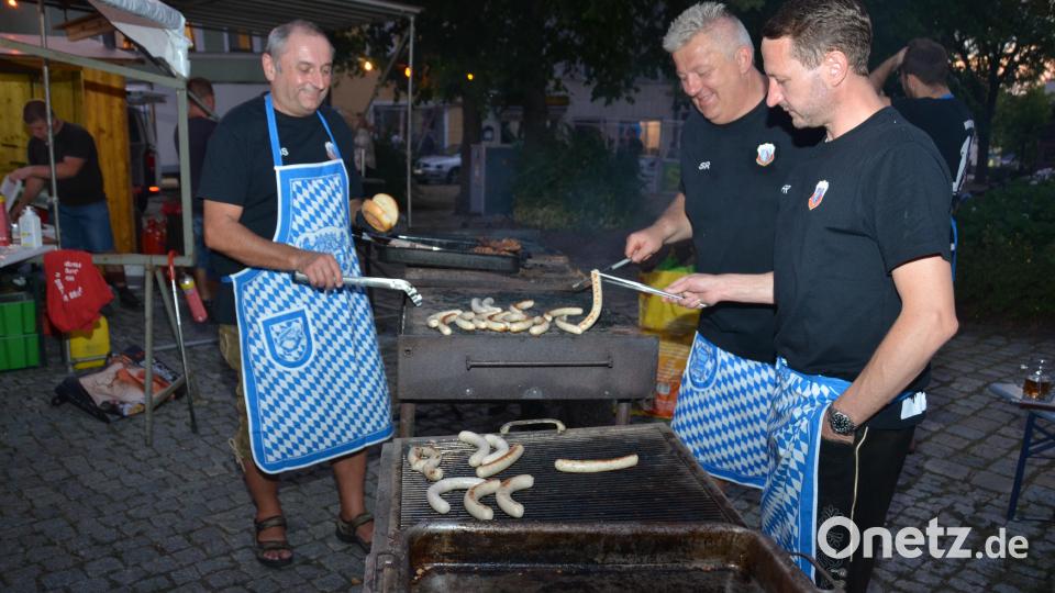 Auch die Bratwurstgriller Manfred Schmid, Sascha Reber und Florian Ram (von links) hatten einen heißen Job. Bild: dob