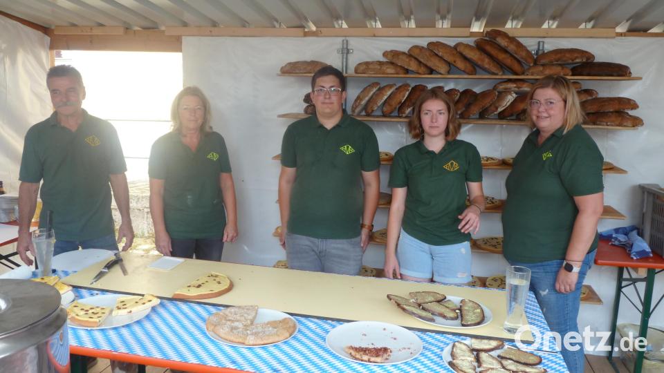 Das Team vom Brot- und Kuchenstand hatte viel zu tun. Denn das Bauernbrot und die verschiedenen frisch herausgebackenen Kuchen fanden bei den Gästen reißenden Absatz. Bild: bir