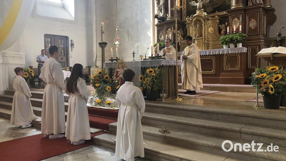 Pfarrer Joseph und Manfred Strigl (von rechts) zelebrierten den 10.15-Uhr-Festgottesdienst gemeinsam. Bild: wro