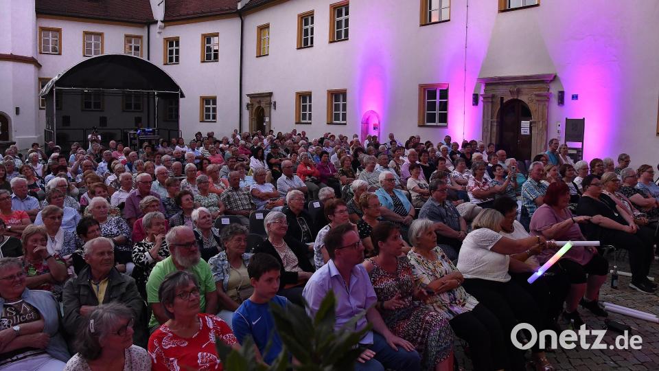 Gut gefüllt zeigt sich der Schlosshof zum Kultschlager-Open-Air. Bild: Petra Hartl