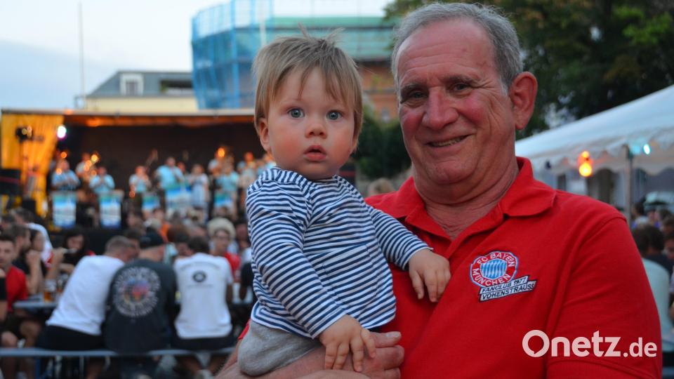Opas ganzer Stolz: der kleine Kilian darf schon mit aufs Altstadtfest. Bild: dob
