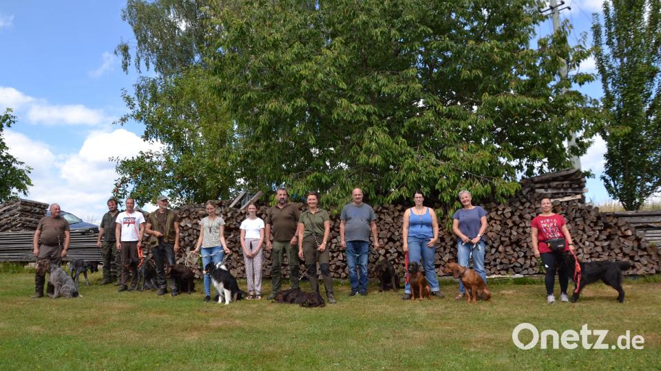 Prüfer Balduin Schönberger (Siebter von links) bestätigte allen Hunden beste Leistungen und überreichte die Prüfungsnachweise. Auch der Vorsitzende der Jagd-Kreisgruppe Vohenstrauß Christian Ertl (Zweiter von links) freute sich darüber und bedankte sich beim Ausbilder Roland Bäumler, der die Hunde auf dem Übungsgelände in Grub auf die schwierigen Prüfungen bestens vorbereitet hatte. Bild: gi