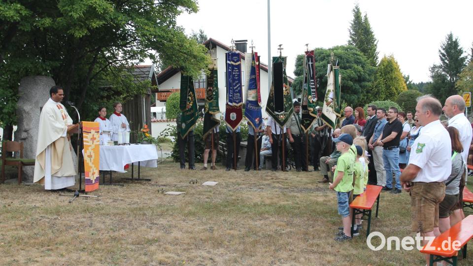 &quot;Ein guter Schütze muss sich in die Gemeinschaft des Schützenvereins einordnen können, genauso ein Christ in die Gemeinschaft der Kirche &quot;, sagt Pfarrer John Subash im Festgottesdienst. Bild: pi