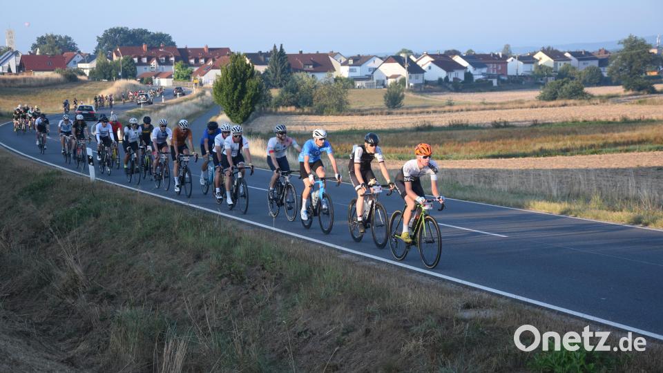 Früh um sieben begeben sich 190 Marathonfahrer ab Pirk auf die Strecke. Hier schon Jörg Methfessel aus Ursensollen als Anführer. Bild: fz