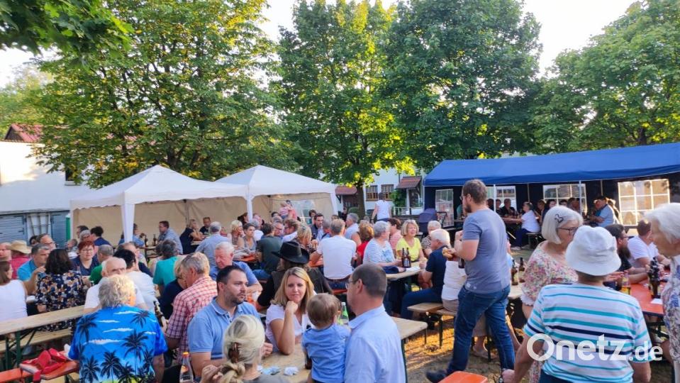 Der Festplatz am Dorfplatz Neudorf füllte sich sehr schnell mit Besuchern Bild: hme