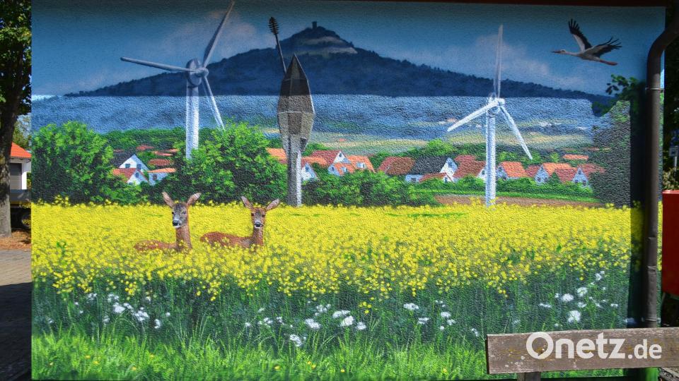 Unser Bild zeigt das Sprayerkunstwerk an der Rückseite der Trafostation. Zu sehen sind die Aussicht auf den Rauhen Kulm und Windräder, die nachhaltigen Strom produzieren. Bild: ak