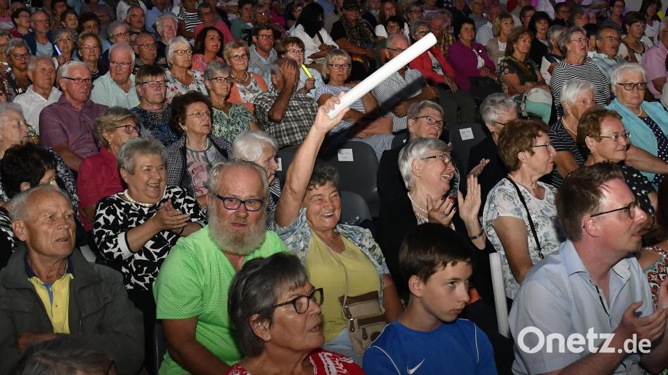 Das Publikum geht mit beim Auftritt der Stimmen der Berge. Bild: Petra Hartl