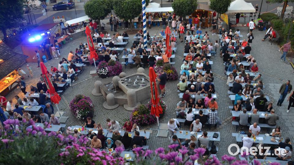 Die Fußballer feierten mit der Bevölkerung eine Riesen-Party zum 100. Gründungsgeburtstag des Clubs. Bild: dob