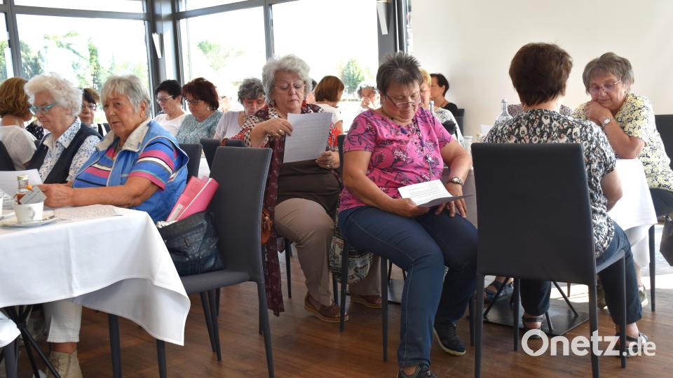 Zuerst zögerlich, dann kräftiger sangen die Frauen das Lied in hebräischer Sprache mit. Bild: ubb