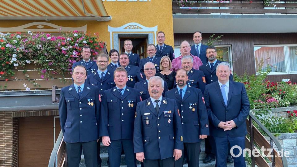 Zu ihren Auszeichnungen gratulierte Bürgermeister Hans-Jürgen Strehl (oben rechts) den Feuerwehrleuten aus dem Bereich Edelsfeld. Bild: Martina Beierl/exb