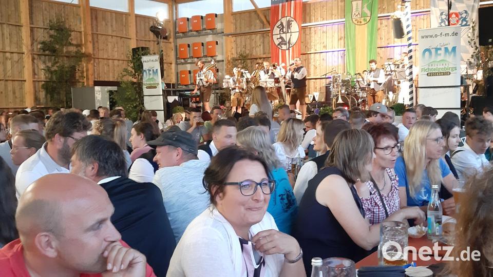 Beim Hammricher Frauentag herrschte im Festzelt mit den Original Fichtelgebirgsmusikanten beste Stimmung. Bild: gis
