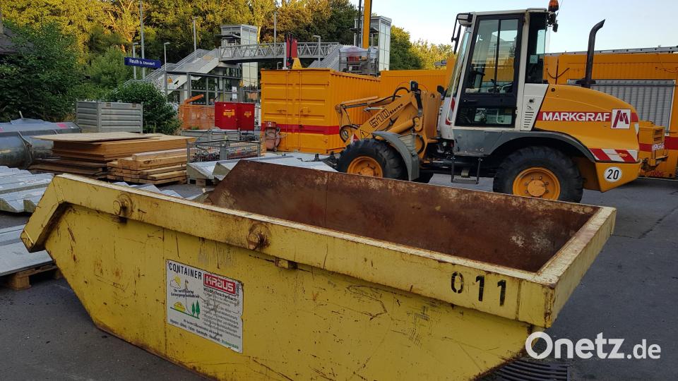 Am Bahnhof Reuth bei Erbendorf laufen derzeit Baumaßnahmen. Noch bis Mitte September sollen die Arbeiten an der Treppenanlage dauern. Bild: Benkhardt