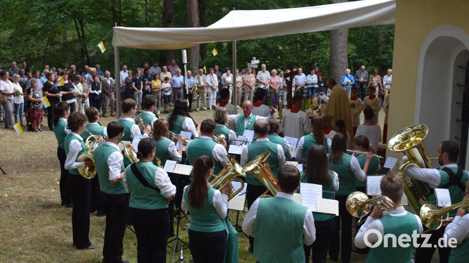 Viele Wallfahrer feierten mit Pfarrer Hannes Lorenz das Patrozinium der Brünnl-KIrche. Musikalisch gestaltet wurde der Gottesdienst von der Jugendblaskapelle Nabburg. Bild: bnr