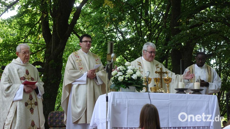 Kolping-Diözesanpräses Karl-Dieter Schmidt (Zweiter von rechts) zelebrierte mit (von links) BGR Michael Reitinger, Pfarrer Wolfgang Dietz und Pfarrer Temple den Festgottesdienst am Kalvarienberg. Bild: mmj