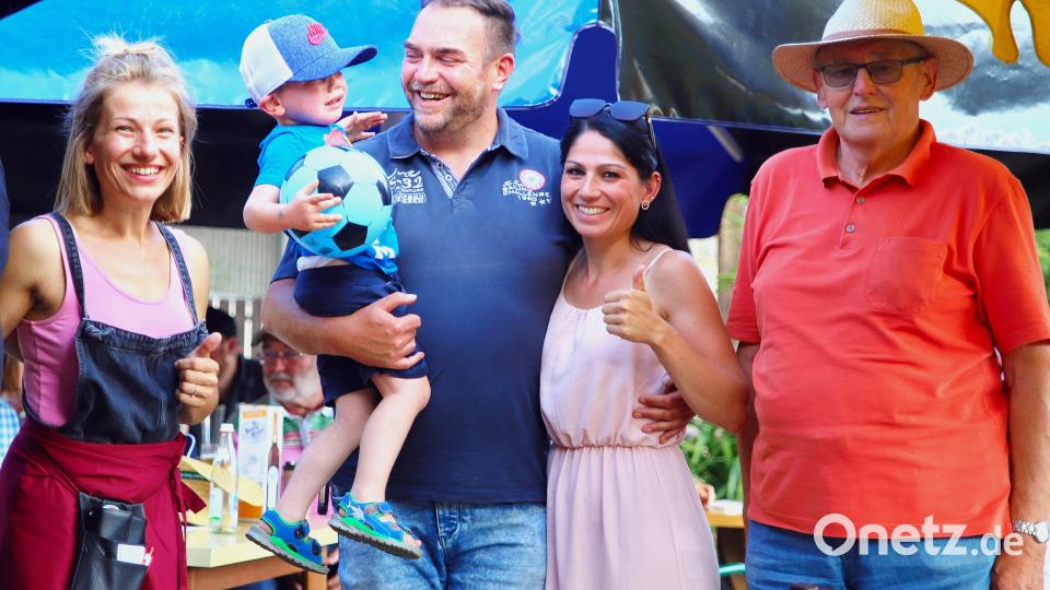 Monika Waldeck, die Familie Förtsch und Altbürgermeister Herbert Dorner (von links) freuen sich über die Tombola . Bild: war