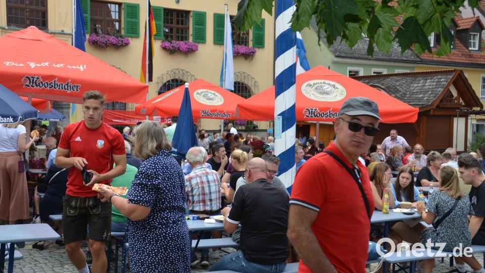 Die Plätze vor dem Rathaus waren zu jeder Zeit gut gefüllt. Bild: dob