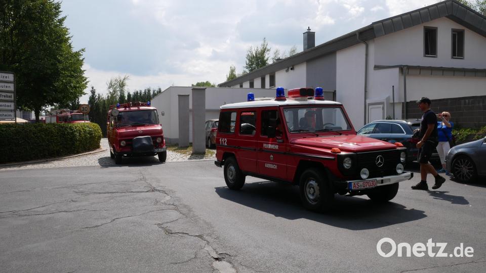 56 Oldtimer aus der ganzen Region kamen beim Sommerfest der Feuerwehr Waldsassen zusammen und konnten auf dem Gelände und bei einer Ausfahrt bestaunt werden. Bild: flm