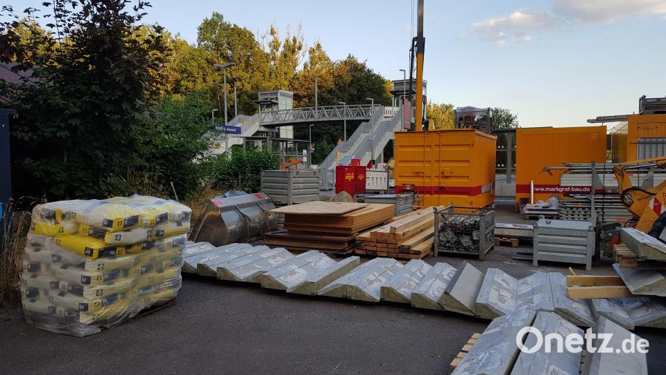 Am Bahnhof Reuth bei Erbendorf laufen derzeit Baumaßnahmen. Noch bis Mitte September sollen die Arbeiten an der Treppenanlage dauern. Bild: Benkhardt