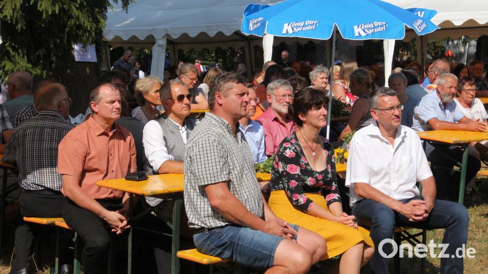 Unter den Gottesdienstbesuchern des Pfarrfestes in Mähring waren auch Landrat Roland Grillmeiern und MdL Tobias Reiß. Bild: kro