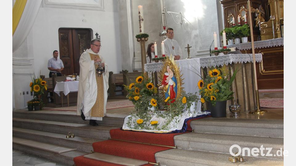 Wie alle Jahre am Kirchenpatrozinium schmückten eine Figur der Gottesmutter und viele Blumen den Altarraum. Bild: wro