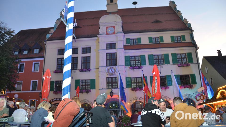 Die Fußballer feierten mit der Bevölkerung eine Riesen-Party zum 100. Gründungsgeburtstag des Clubs. Das Rathaus wurde abends wunderschön farbig in Szene gesetzt. Bild: dob