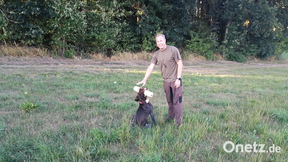 Dieser Hund zeigt bei der Prüfung, was er von seinem Herrchen gelernt hat. Bild: gi