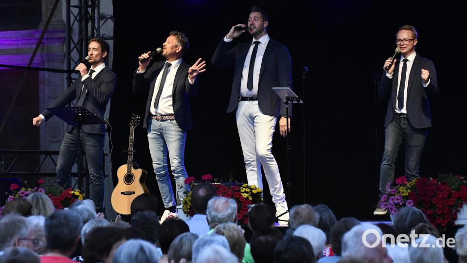Die Stimmen der Berge singen im Schlosshof für ein begeistertes Publikum. Bild: Petra Hartl