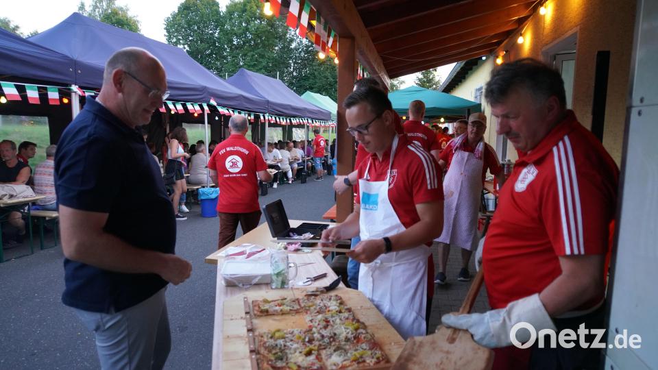 Pizza-Chefbackmeister Josef Arnold (rechts) und sein Team haben eine Menge Arbeit Bild: fvo