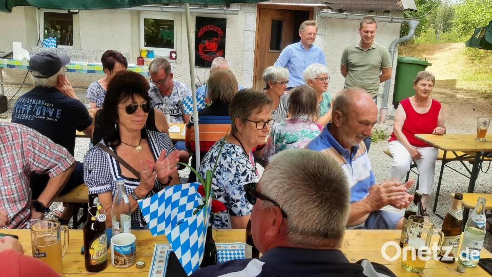 Der CSU-Ortsvorsitzende und Bürgermeister Wolfgang Söllner (hinten, von rechts) sowie Landtagsabgeordneter und CSU-Kreisvorsitzender Tobias Reiß beim Sommerfest der CSU Ebnath auf dem Zeckenberg Bild: soj